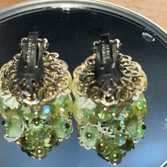 Vintage 60s Alice Caviness light green & white beaded clip on earrings - Picture 3 of 5